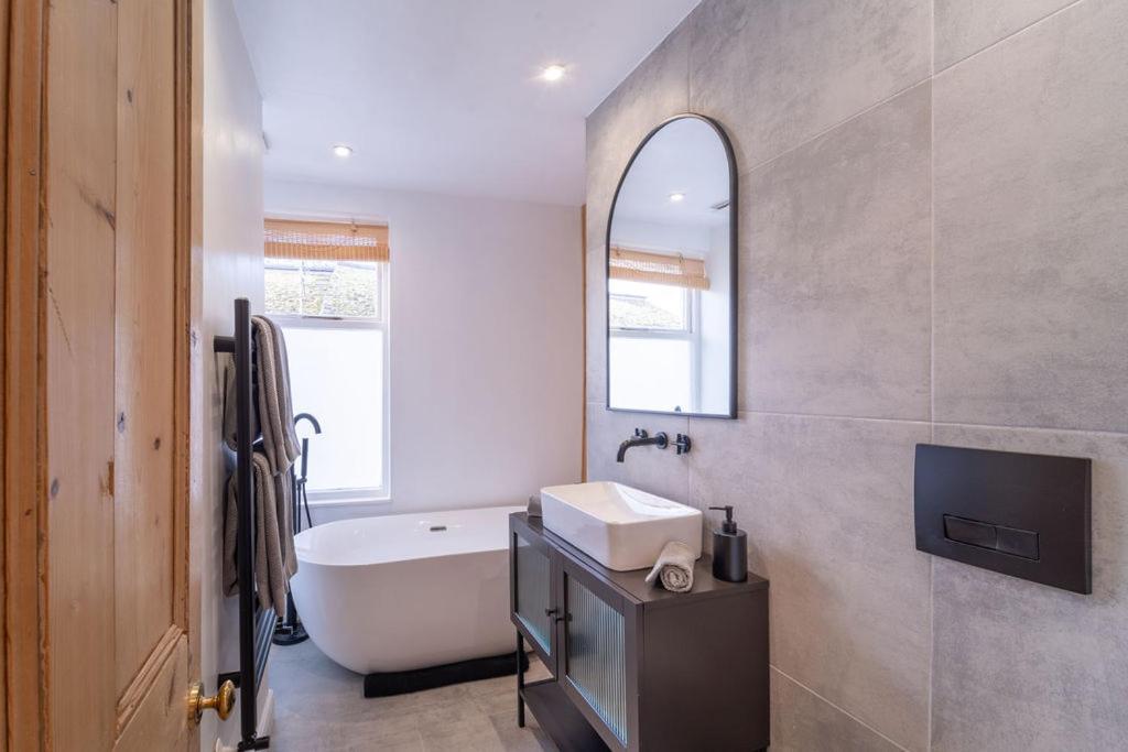 Elegant 3 Bedroom Home In The Centre Of Cheltenham Exteriör bild